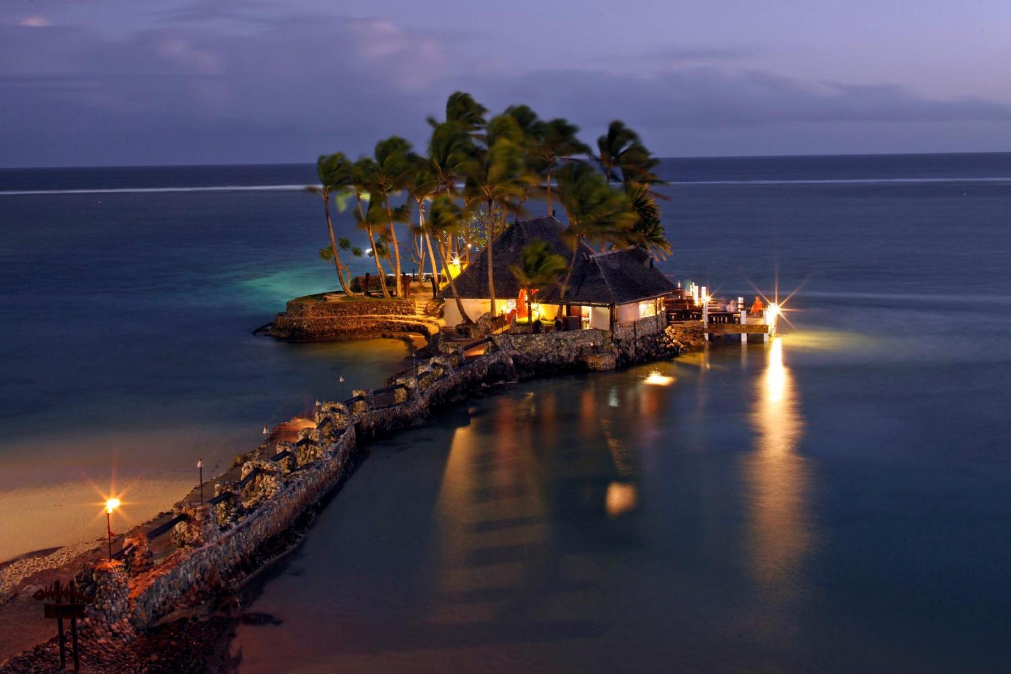 The Warwick Fiji Ξενοδοχείο Korolevu  Εξωτερικό φωτογραφία The Rock at night